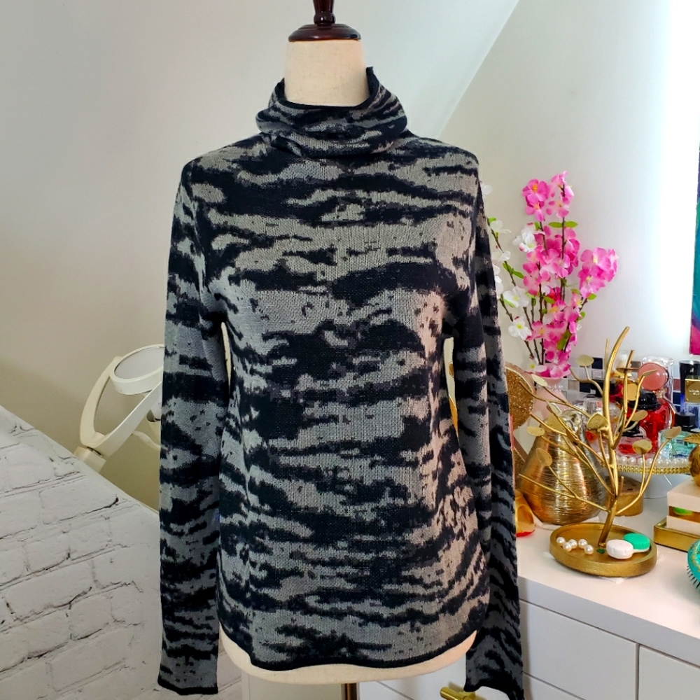 John + Jenn Turtleneck Sweatshirt  Sz M